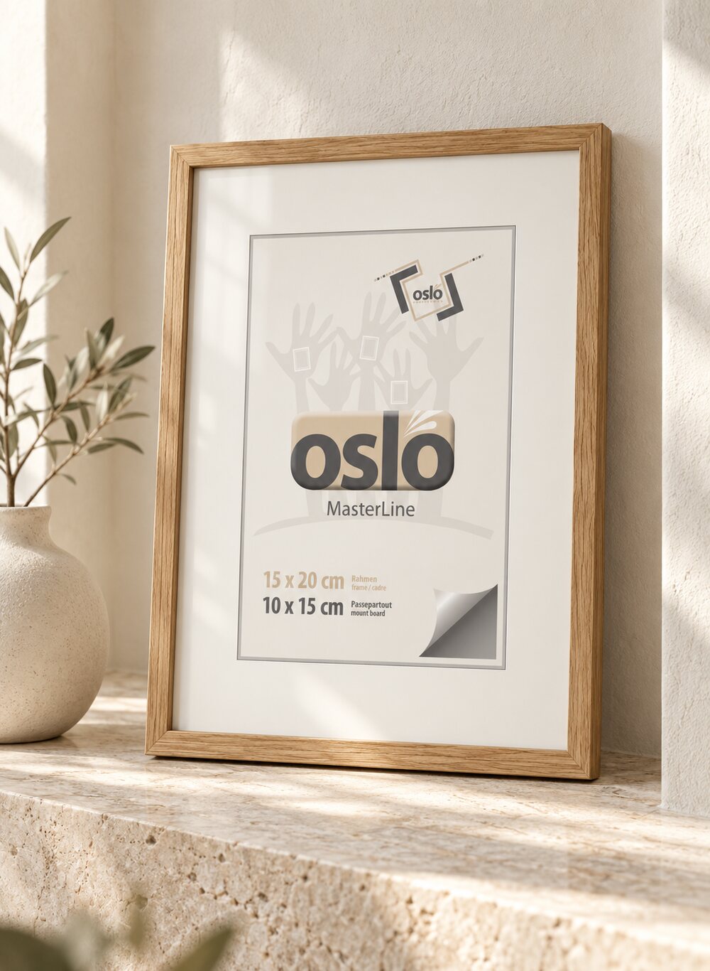 OSLO MasterLine Holzrahmen mit hellem Passepartout, im Format 15 × 20 cm für ein 10 × 15 cm Bild, auf einer Natursteinablage vor warmer Wand